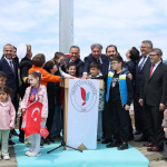 Yalova Üniversitesi’nde 23 Nisan Coşkusu: Dev Türk Bayrağı Göndere Çekildi