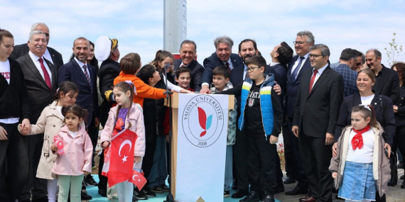Yalova Üniversitesi’nde 23 Nisan Coşkusu: Dev Türk Bayrağı Göndere Çekildi