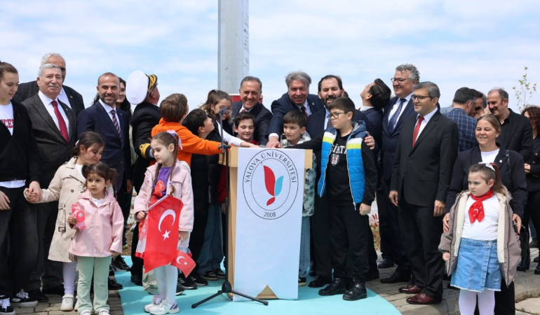 Yalova Üniversitesi’nde 23 Nisan Coşkusu: Dev Türk Bayrağı Göndere Çekildi