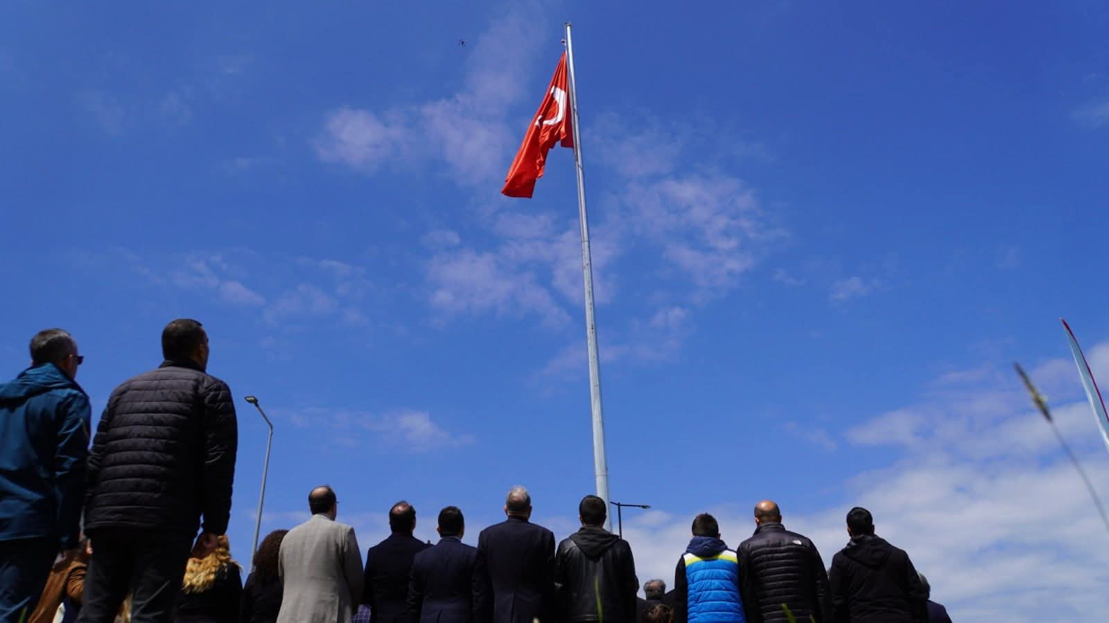 Yalova Üniversitesi’nde 23 Nisan Coşkusu: Dev Türk Bayrağı Göndere Çekildi