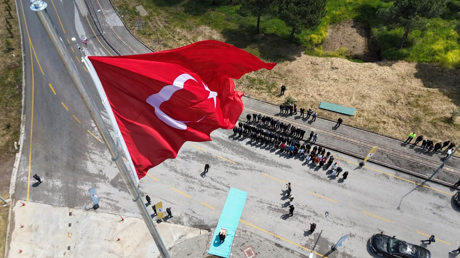 Yalova Üniversitesi’nde 23 Nisan Coşkusu: Dev Türk Bayrağı Göndere Çekildi