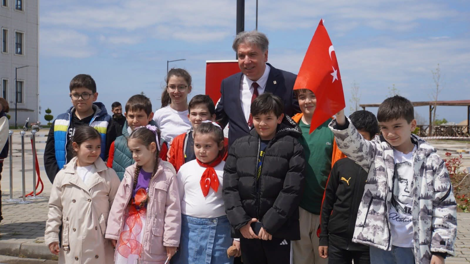 Yalova Üniversitesi’nde 23 Nisan Coşkusu: Dev Türk Bayrağı Göndere Çekildi