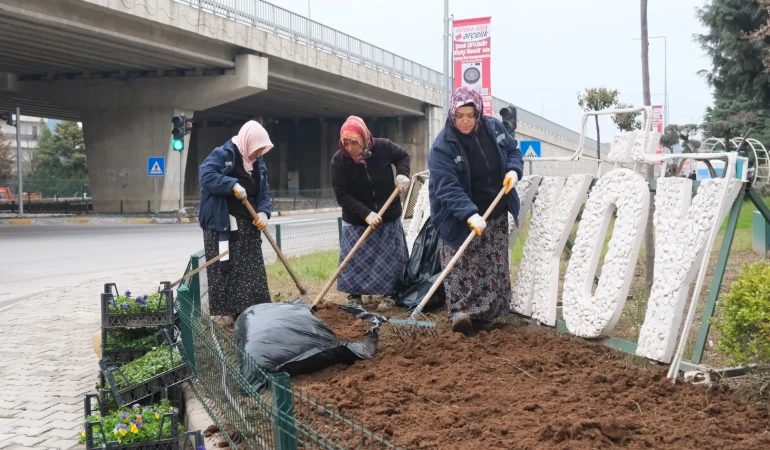 ATATÜRK CADDESİ GİRİŞİ 1000 MENEKŞEYLE RENKLENDİ