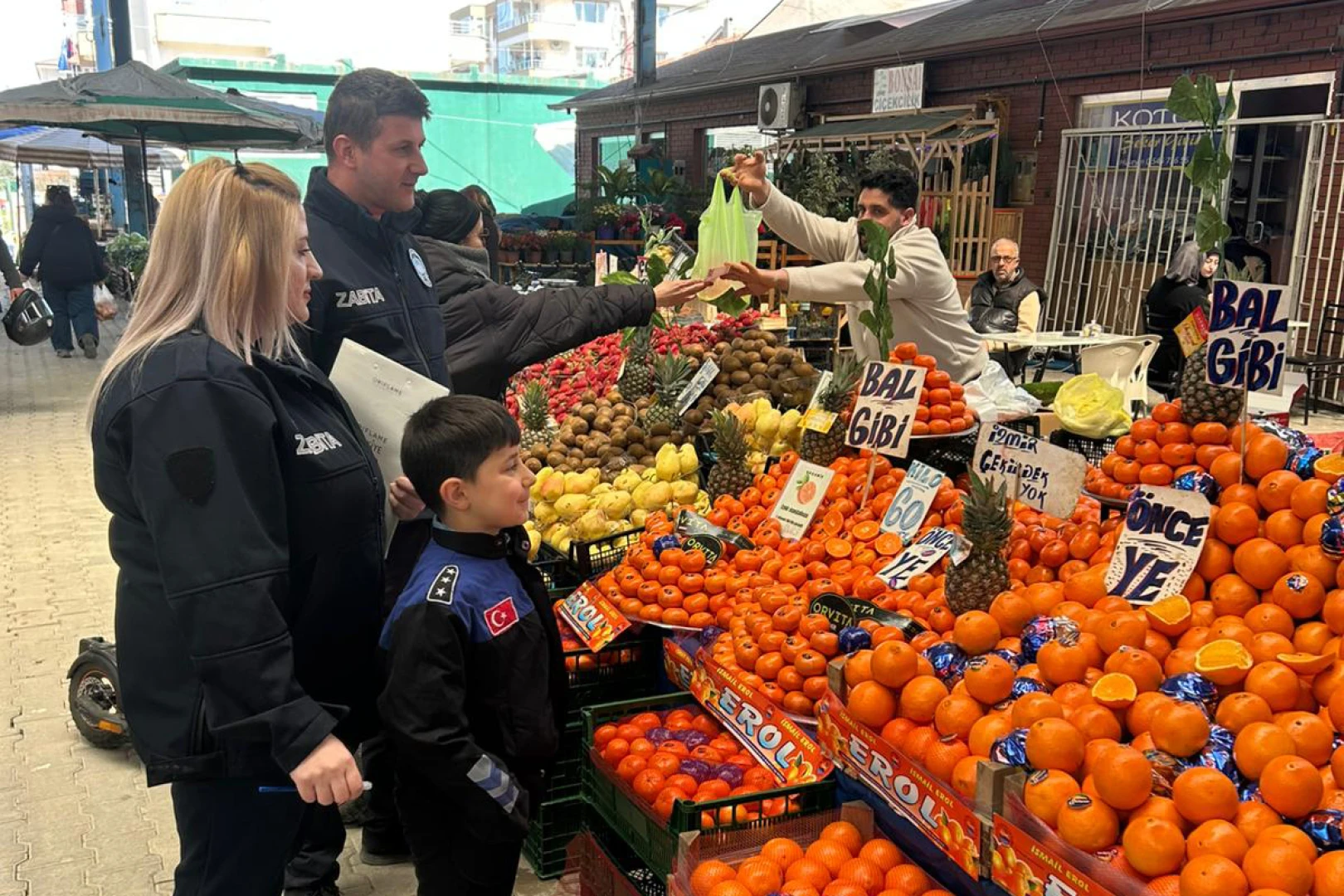 MİNİK POLİS ÇINAR, PAZAR DENETLEMESİNE KATILDI 20 MİNİK POLİS ÇINAR, PAZAR DENETLEMESİNE KATILDI