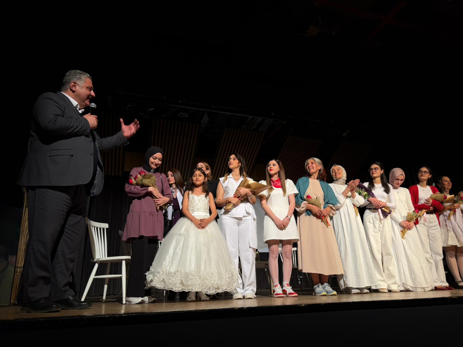 ‘SEN BEN MİSİN?’ OYUNU AYAKTA ALKIŞLANDI