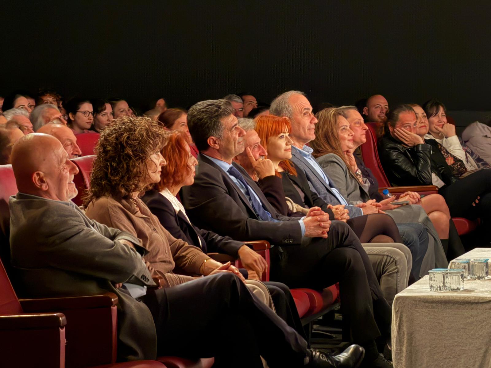 ‘SEN BEN MİSİN?’ OYUNU AYAKTA ALKIŞLANDI