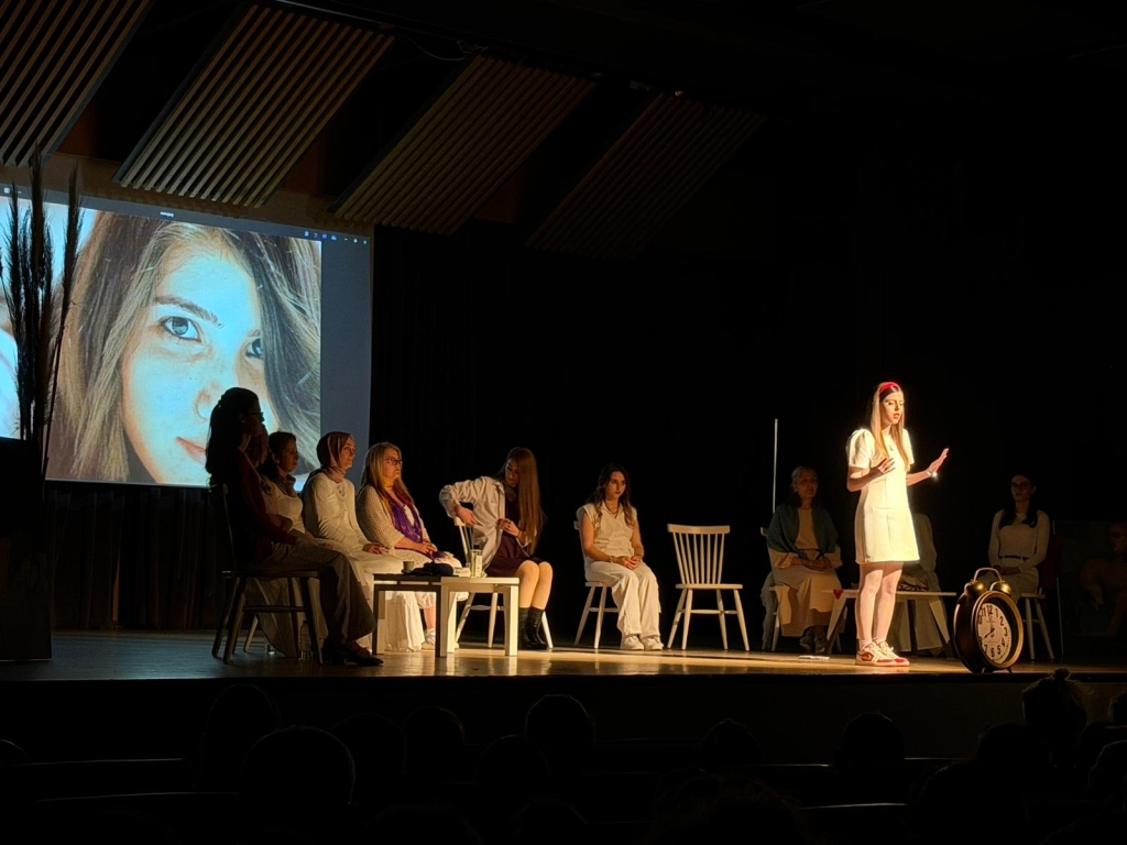 ‘SEN BEN MİSİN?’ OYUNU AYAKTA ALKIŞLANDI