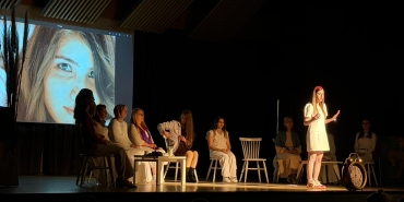 ‘SEN BEN MİSİN?’ OYUNU AYAKTA ALKIŞLANDI