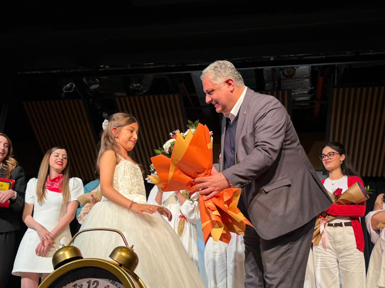 ‘SEN BEN MİSİN?’ OYUNU AYAKTA ALKIŞLANDI