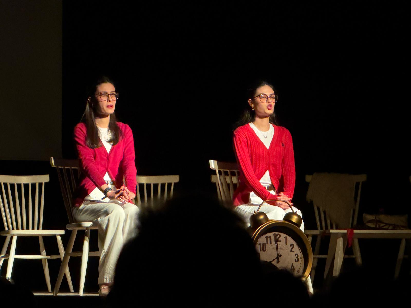 ‘SEN BEN MİSİN?’ OYUNU AYAKTA ALKIŞLANDI