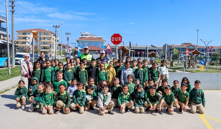 YALOVA’DA MİNİKLERE TRAFİK BİLİNCİ AŞILANIYOR 6 YALOVA’DA MİNİKLERE TRAFİK BİLİNCİ AŞILANIYOR