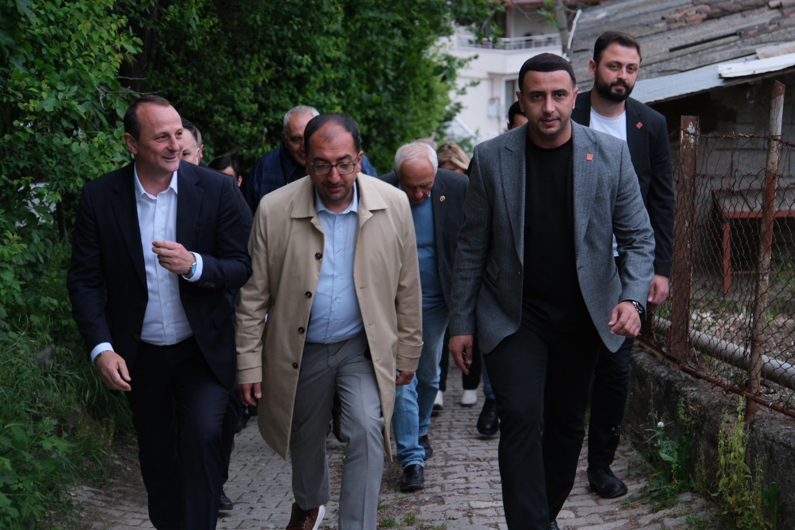 CHP’DEN ÇİFTLİKKÖY KÖYLERİNE SAHA ÇIKARMASI: “SORUNLARI YERİNDE DİNLİYOR, ÇÖZÜM İÇİN NOT ALIYORUZ”