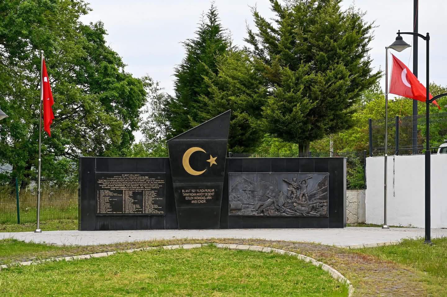 Akköy Şehitliği’nde Anlamlı Ziyaret: Şehitlerimizin Aziz Hatıraları Yaşatılıyor