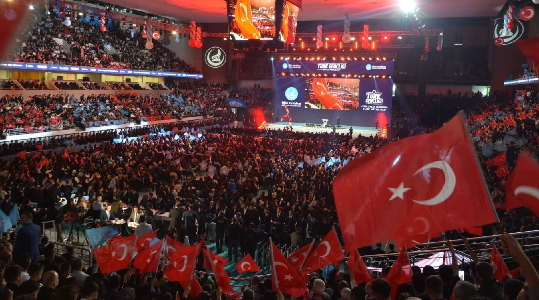 Türk Gençliği Büyük Kurultayı’nda Bahçeli Coşkusu 5 Türk Gençliği Büyük Kurultayı’nda Bahçeli Coşkusu