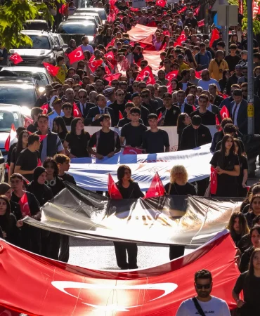 YALOVA’DA 19 MAYIS COŞKUSU: BİNLERCE KİŞİ GENÇLİK YÜRÜYÜŞÜNDE BULUŞTU, SOKAKLAR KIRMIZI BEYAZA BÜRÜNDÜ 7 YALOVA’DA 19 MAYIS COŞKUSU: BİNLERCE KİŞİ GENÇLİK YÜRÜYÜŞÜNDE BULUŞTU, SOKAKLAR KIRMIZI BEYAZA BÜRÜNDÜ