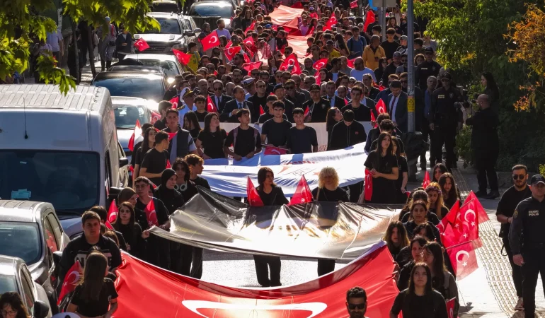 YALOVA’DA 19 MAYIS COŞKUSU: BİNLERCE KİŞİ GENÇLİK YÜRÜYÜŞÜNDE BULUŞTU, SOKAKLAR KIRMIZI BEYAZA BÜRÜNDÜ