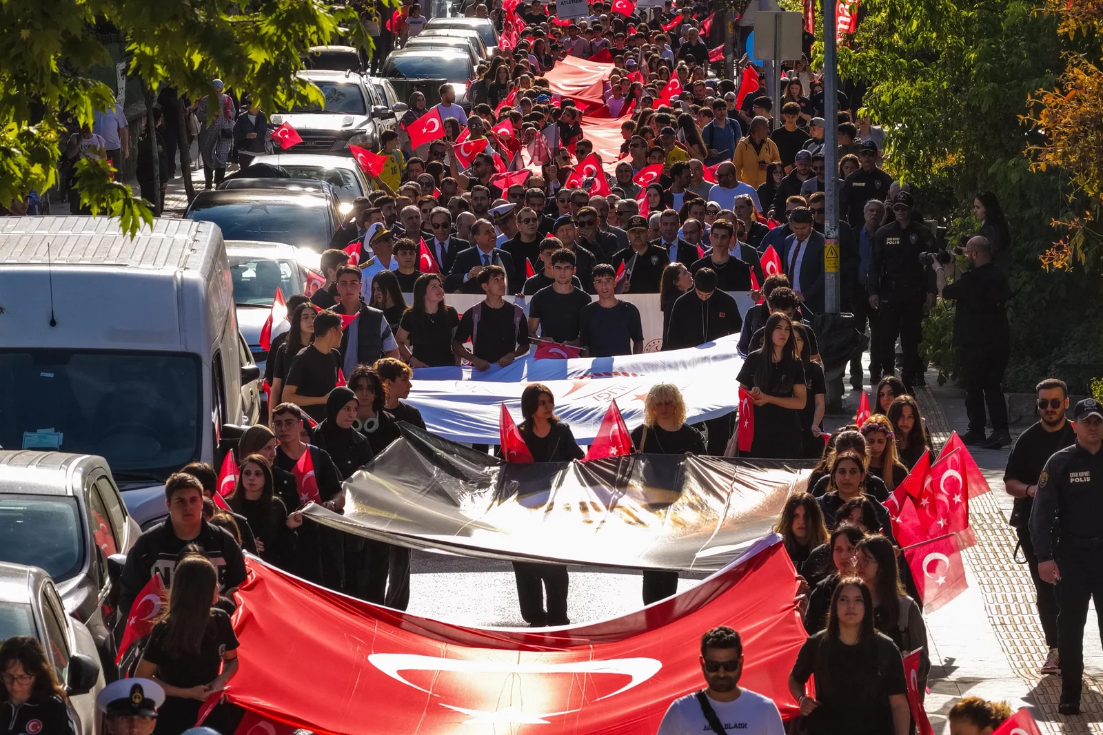 YALOVA’DA 19 MAYIS COŞKUSU: BİNLERCE KİŞİ GENÇLİK YÜRÜYÜŞÜNDE BULUŞTU, SOKAKLAR KIRMIZI BEYAZA BÜRÜNDÜ