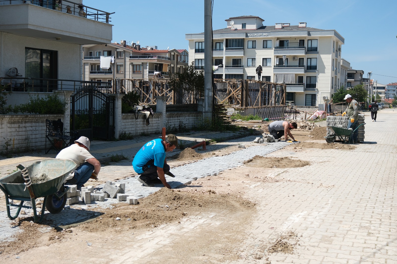 ÇİFTLİKKÖY’DE ASFALTLAMA ÇALIŞMALARI TÜM HIZIYLA SÜRÜYOR