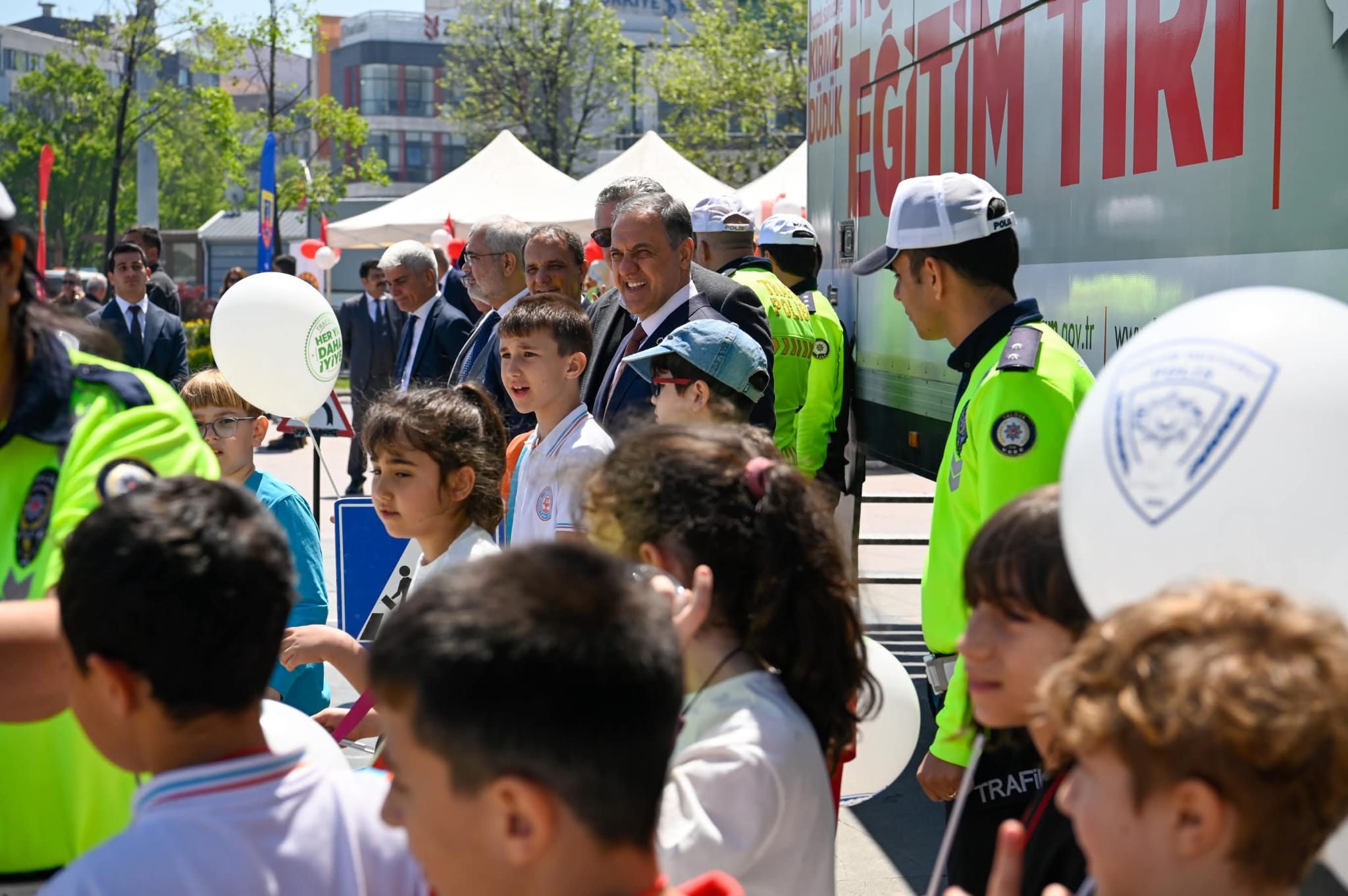 Yalova’da Trafik Haftası Etkinliği: Vali Usta Öğrenciler ve Motosiklet Sürücüleriyle Buluştu