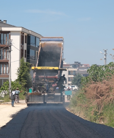 ÇİFTLİKKÖY’DE ASFALTLAMA ÇALIŞMALARI TÜM HIZIYLA SÜRÜYOR