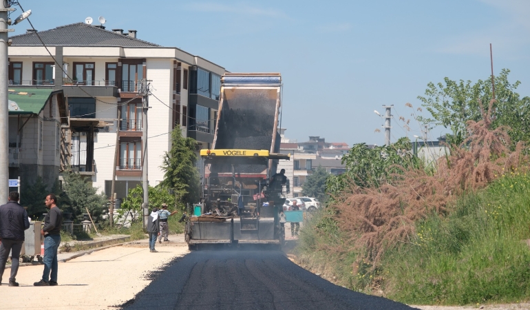 ÇİFTLİKKÖY’DE ASFALTLAMA ÇALIŞMALARI TÜM HIZIYLA SÜRÜYOR