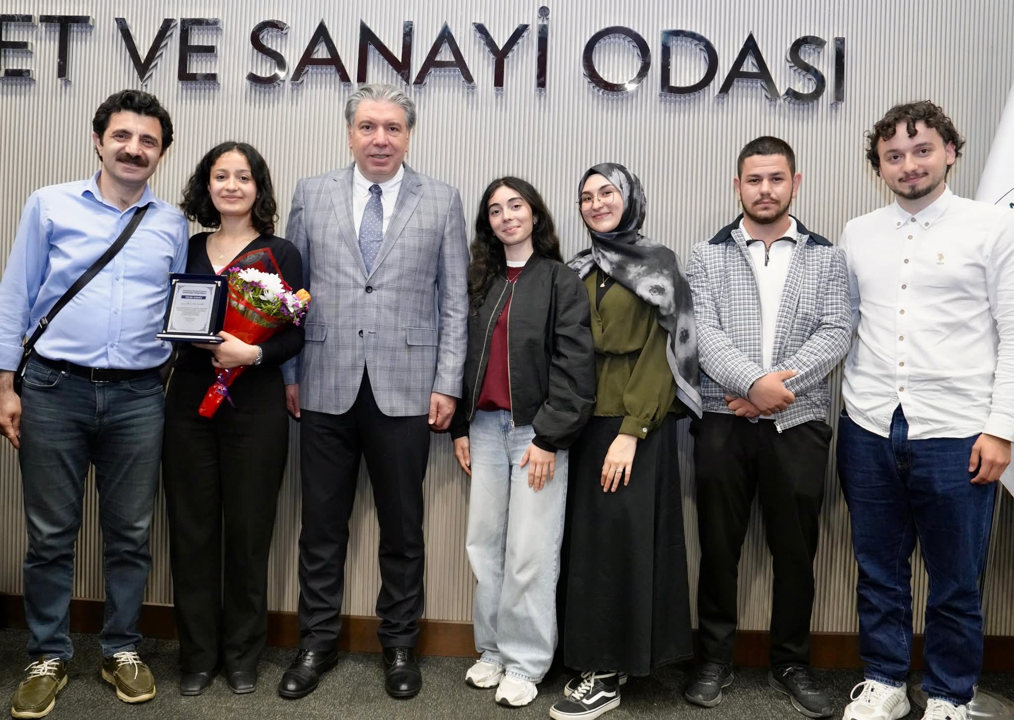 Yılın Genci Ödülü Yalova Üniversitesi’ne Gurur Yaşattı: Nisa Nur Keklik Başarısıyla Takdir Topladı 5 Yılın Genci Ödülü Yalova Üniversitesi’ne Gurur Yaşattı: Nisa Nur Keklik Başarısıyla Takdir Topladı
