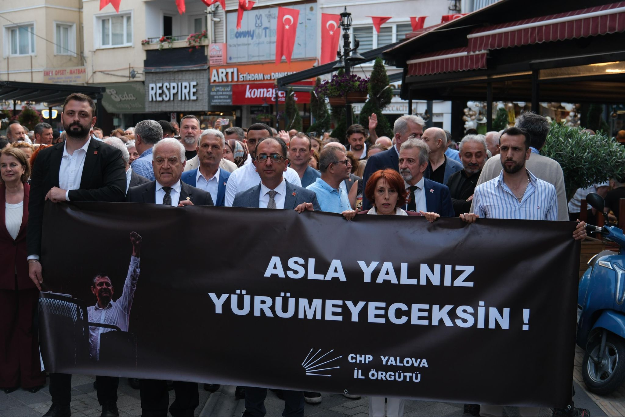 CHP Yalova Bayramlaşmada Tek Yürek Oldu: “Mücadeleyi Birlikte Büyüteceğiz” 7 CHP Yalova Bayramlaşmada Tek Yürek Oldu: “Mücadeleyi Birlikte Büyüteceğiz”
