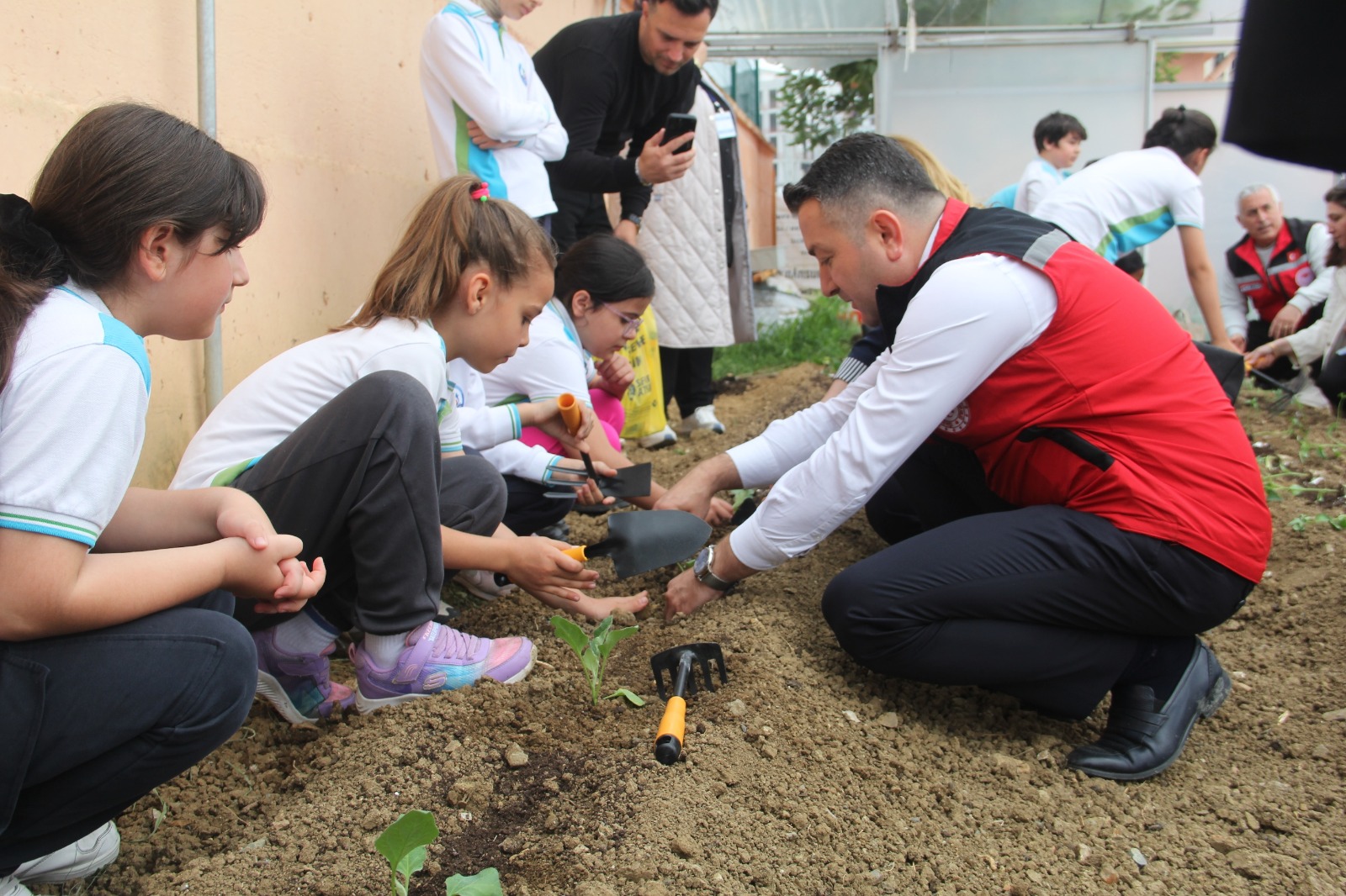 Yalova İlkokulu Öğrencileri Seraya Sebze Fideleri Dikti 6 Yalova İlkokulu Öğrencileri Seraya Sebze Fideleri Dikti