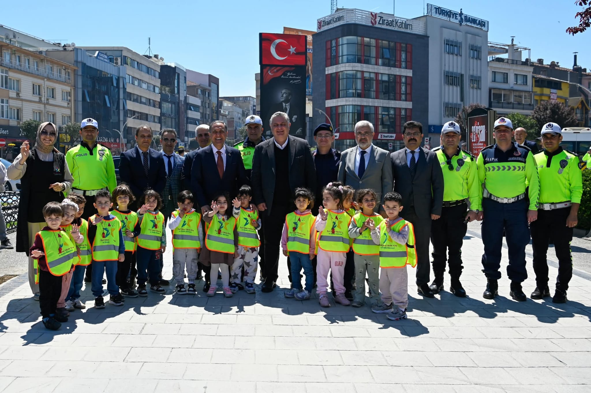 Yalova’da Trafik Haftası Etkinliği: Vali Usta Öğrenciler ve Motosiklet Sürücüleriyle Buluştu