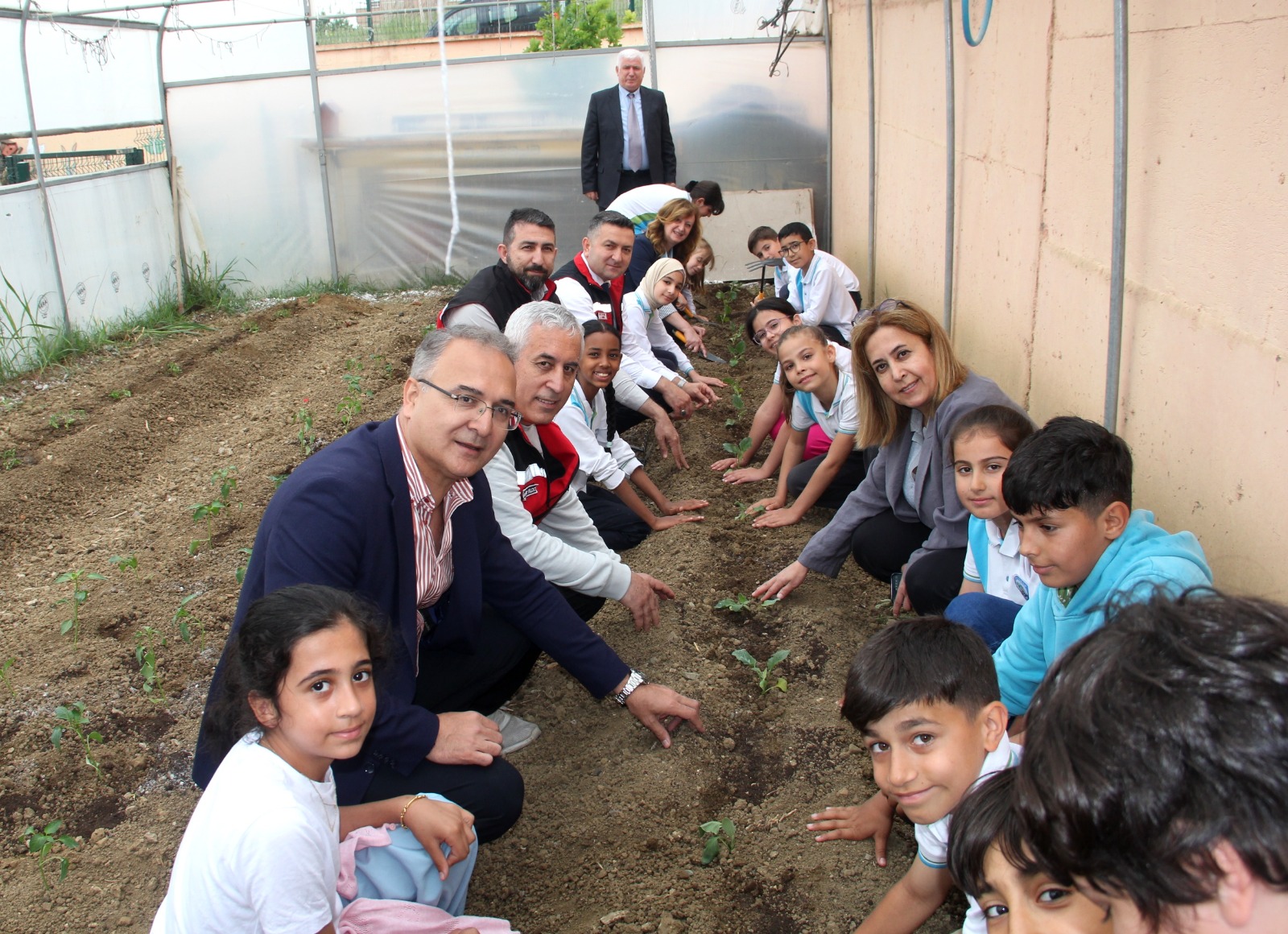 Yalova İlkokulu Öğrencileri Seraya Sebze Fideleri Dikti 8 Yalova İlkokulu Öğrencileri Seraya Sebze Fideleri Dikti