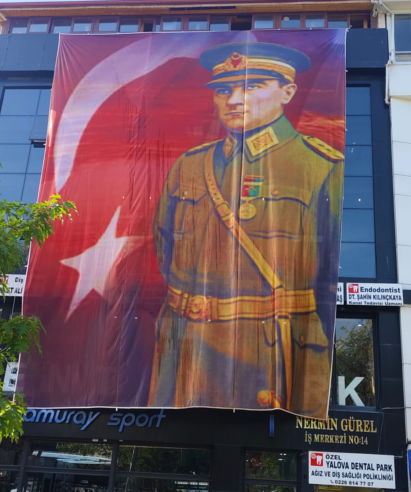 Yalova Dental Park’tan Örnek Davranış: Dev Atatürk Posteri Takdir Topladı
