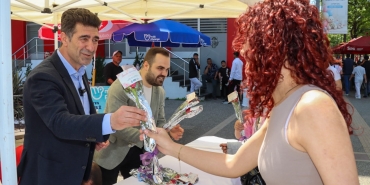 ANNELERE ÇİÇEKLER YALOVA BELEDİYESİ’NDEN 103 ANNELERE ÇİÇEKLER YALOVA BELEDİYESİ’NDEN