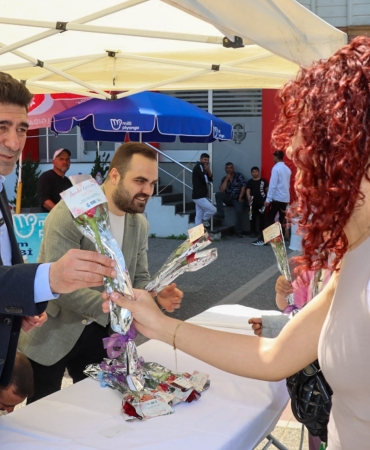 ANNELERE ÇİÇEKLER YALOVA BELEDİYESİ’NDEN