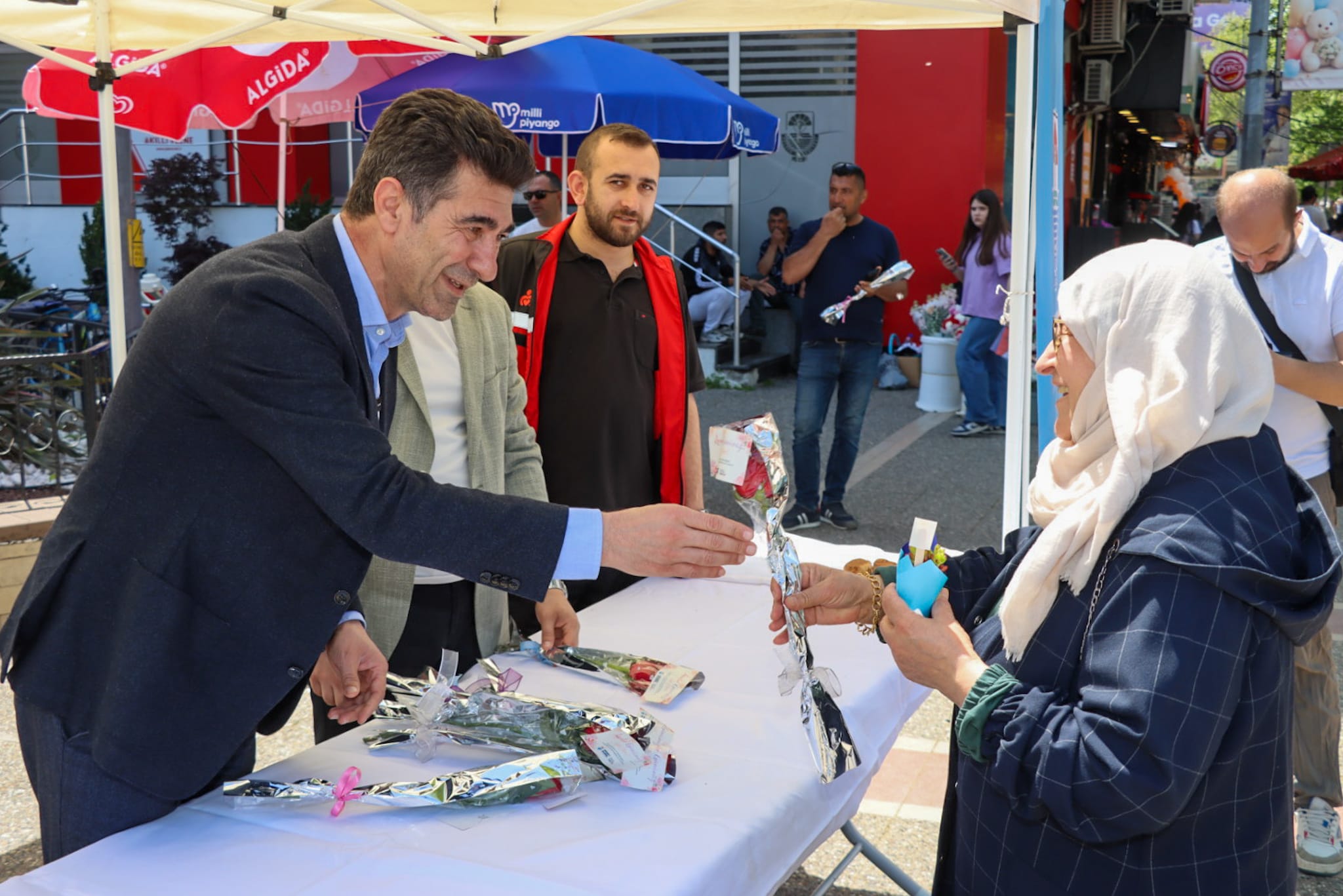 ANNELERE ÇİÇEKLER YALOVA BELEDİYESİ’NDEN