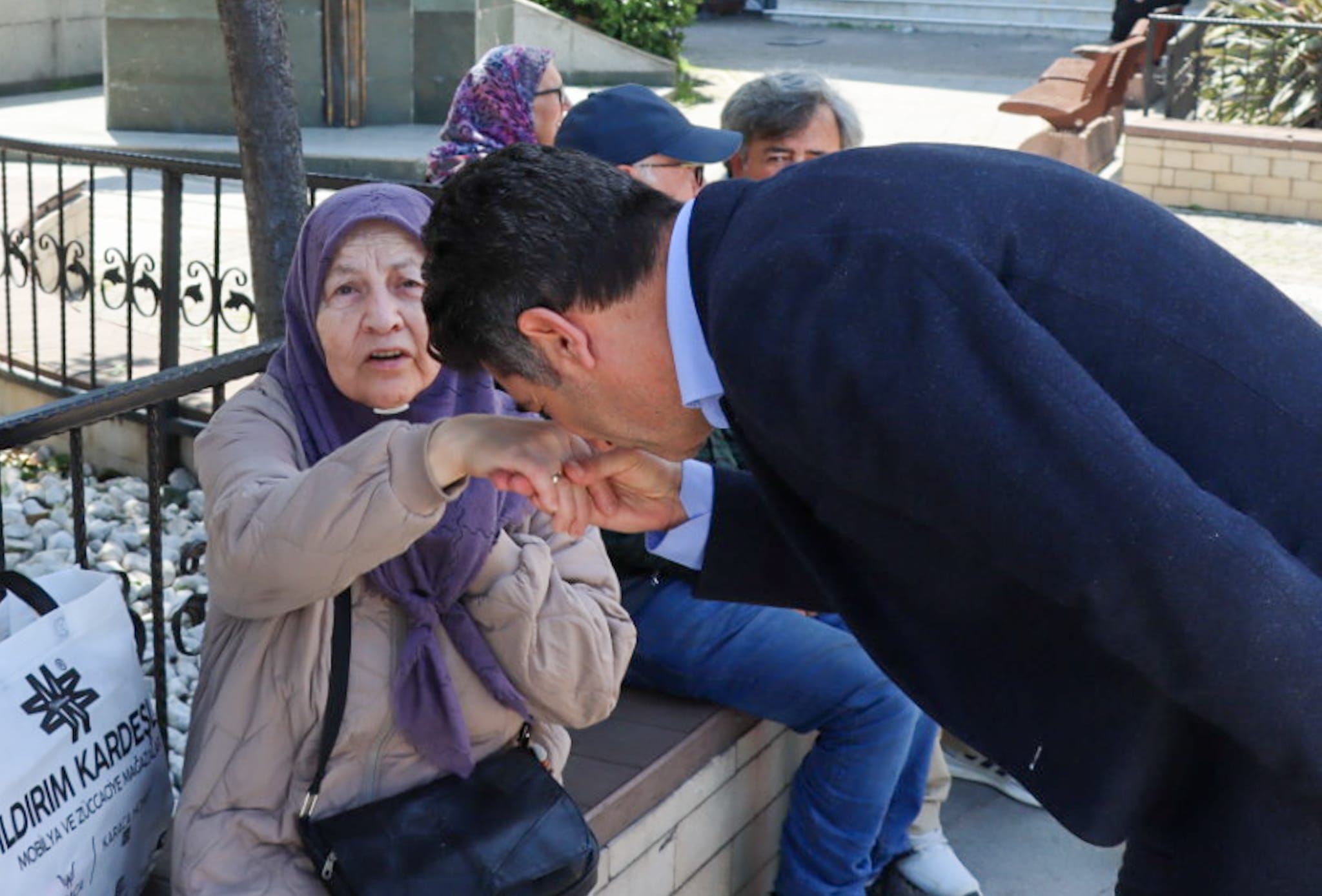 ANNELERE ÇİÇEKLER YALOVA BELEDİYESİ’NDEN