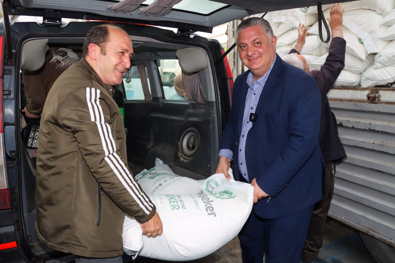 Yalova Belediyesi’nden Arıcılara Destek: 58 Üreticiye 200 Çuval Arı Besisi Dağıtıldı
