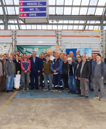 Yalova Belediyesi’nden Arıcılara Destek: 58 Üreticiye 200 Çuval Arı Besisi Dağıtıldı 3 Yalova Belediyesi’nden Arıcılara Destek: 58 Üreticiye 200 Çuval Arı Besisi Dağıtıldı