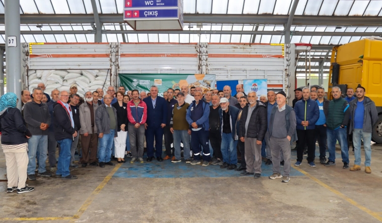 Yalova Belediyesi’nden Arıcılara Destek: 58 Üreticiye 200 Çuval Arı Besisi Dağıtıldı 1 Yalova Belediyesi’nden Arıcılara Destek: 58 Üreticiye 200 Çuval Arı Besisi Dağıtıldı