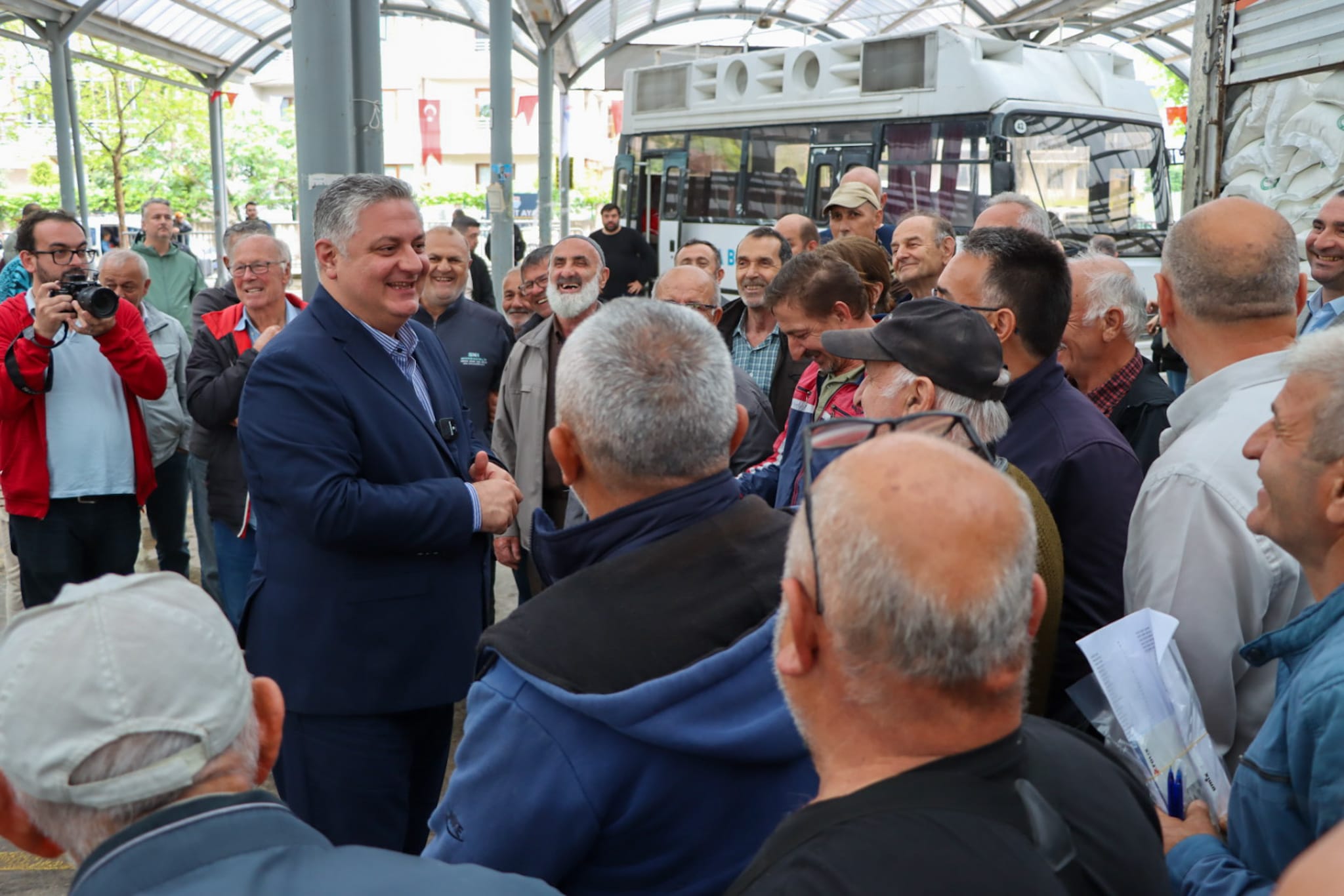 Yalova Belediyesi’nden Arıcılara Destek: 58 Üreticiye 200 Çuval Arı Besisi Dağıtıldı