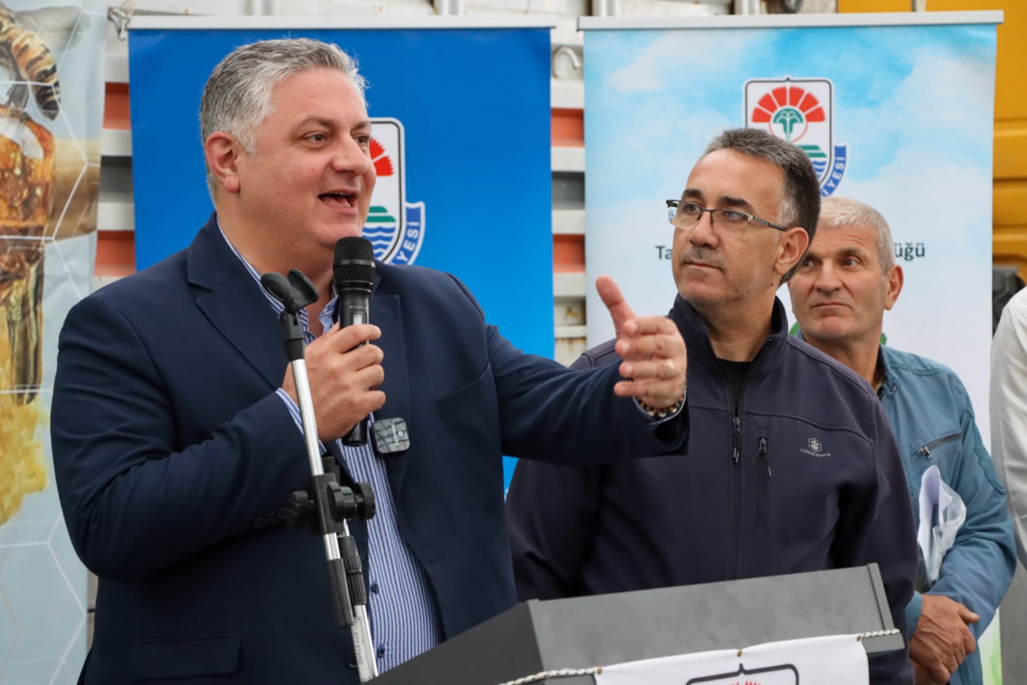 Yalova Belediyesi’nden Arıcılara Destek: 58 Üreticiye 200 Çuval Arı Besisi Dağıtıldı