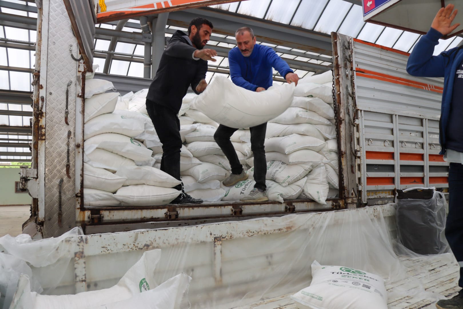 Yalova Belediyesi’nden Arıcılara Destek: 58 Üreticiye 200 Çuval Arı Besisi Dağıtıldı