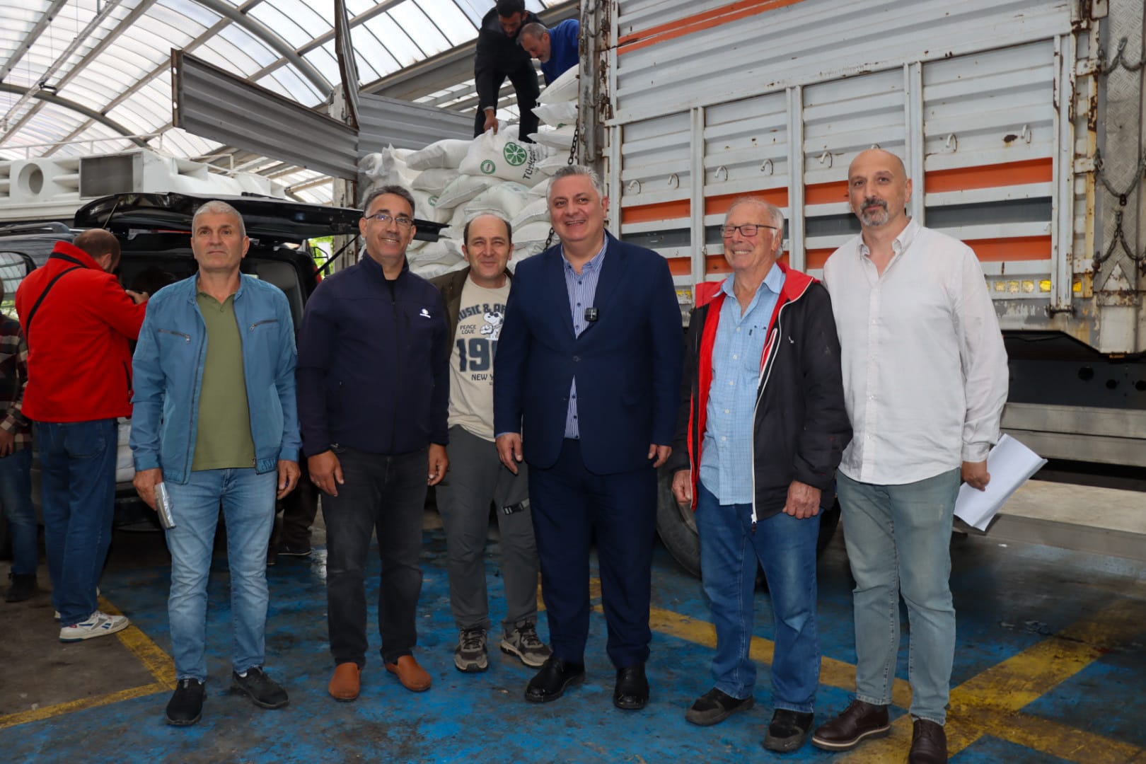 Yalova Belediyesi’nden Arıcılara Destek: 58 Üreticiye 200 Çuval Arı Besisi Dağıtıldı