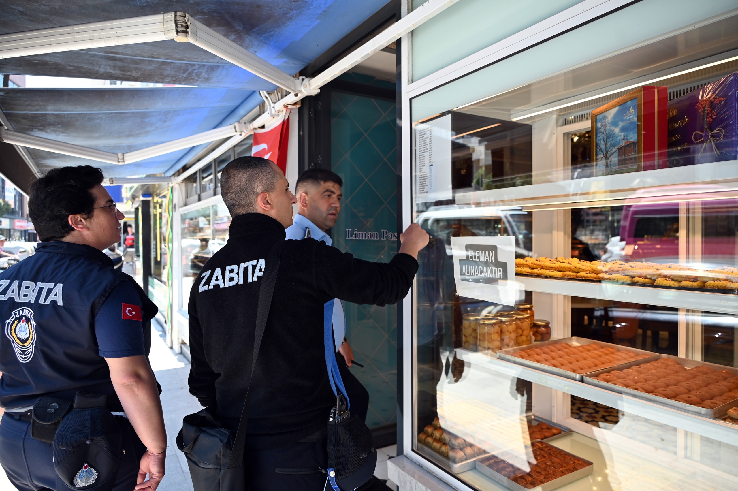 Zabıtadan Bayram Öncesi Tatlıcı ve Kasaplara Sıkı Denetim: Halk Sağlığı İçin Kontroller Arttırıldı 6 Zabıtadan Bayram Öncesi Tatlıcı ve Kasaplara Sıkı Denetim: Halk Sağlığı İçin Kontroller Arttırıldı