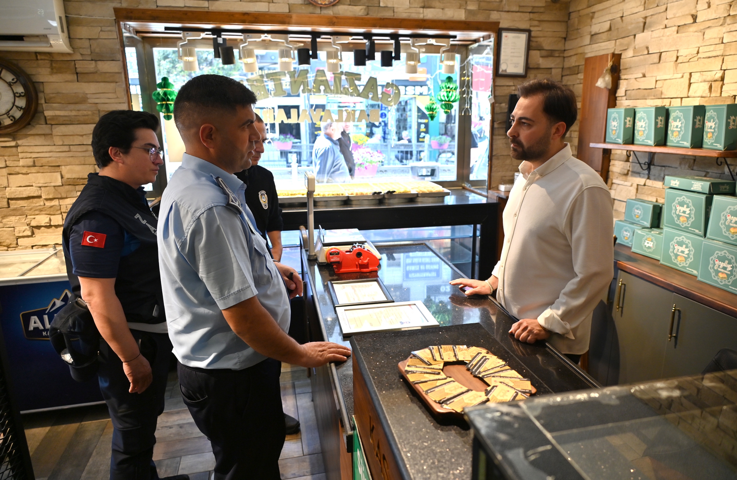Zabıtadan Bayram Öncesi Tatlıcı ve Kasaplara Sıkı Denetim: Halk Sağlığı İçin Kontroller Arttırıldı 5 Zabıtadan Bayram Öncesi Tatlıcı ve Kasaplara Sıkı Denetim: Halk Sağlığı İçin Kontroller Arttırıldı