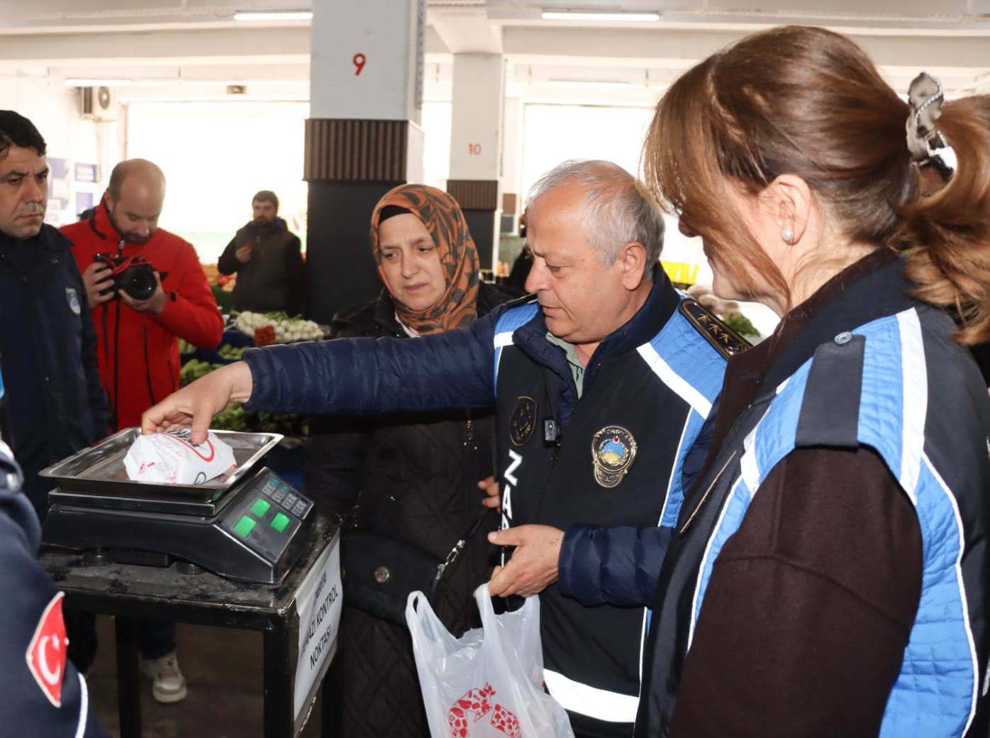 KAPALI PAZAR YERİNDE HASSAS DENETİM: VATANDAŞIN HAKKI KORUMA ALTINDA