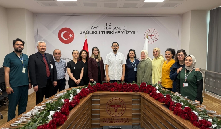Başhekim Ergenç’ten Hemşirelere Anlamlı Kutlama: “İyi ki Varsınız” 1 Başhekim Ergenç’ten Hemşirelere Anlamlı Kutlama: “İyi ki Varsınız”