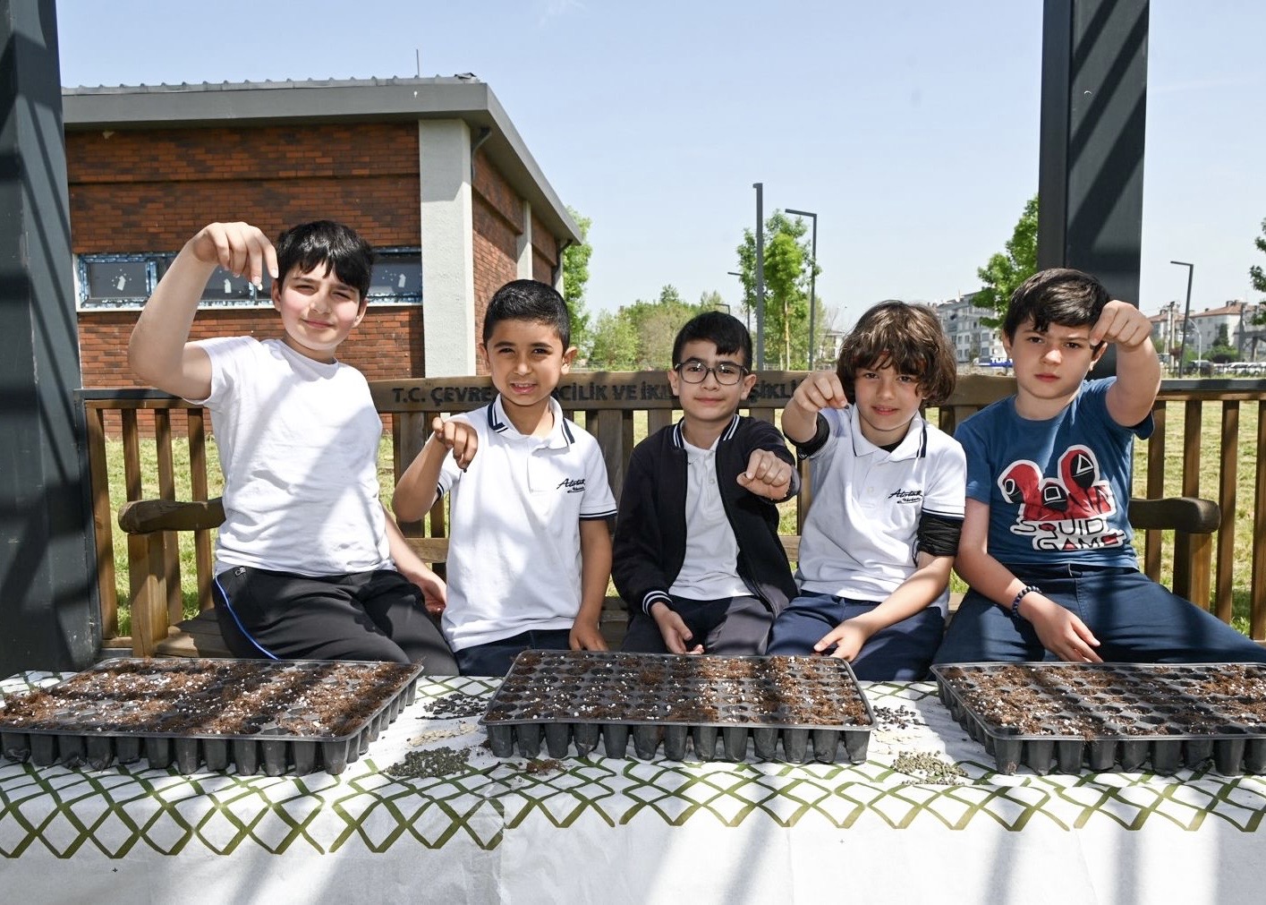 ATALIK TOHUMLAR MİNİK ELLERLE GELECEĞE TAŞINIYOR