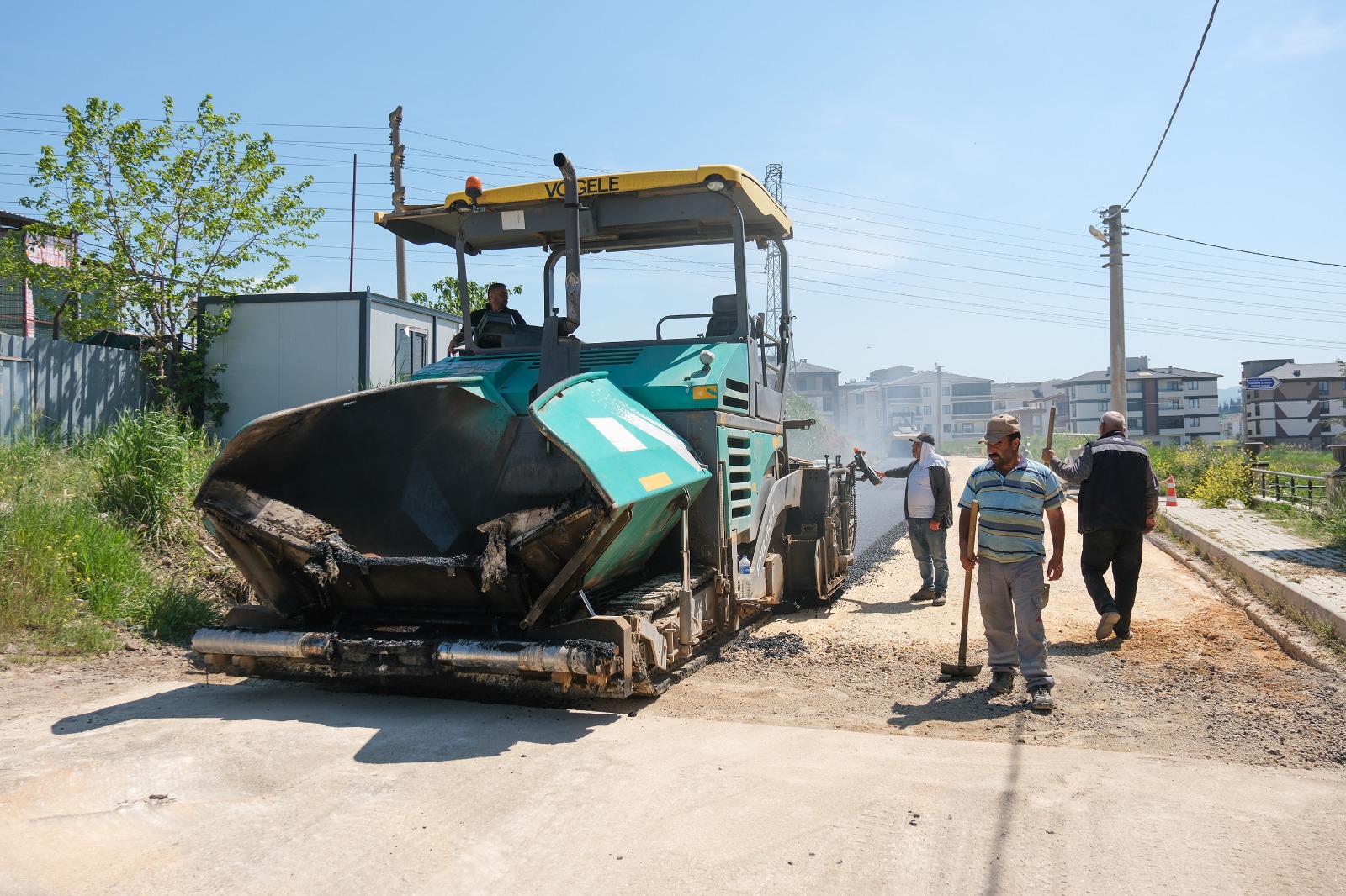 ÇİFTLİKKÖY’DE ASFALTLAMA ÇALIŞMALARI TÜM HIZIYLA SÜRÜYOR