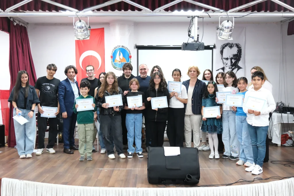 ÇİFTLİKKÖY’DE GİTAR KURSİYERLERİNİN KONSERİ BEĞENİ TOPLADI