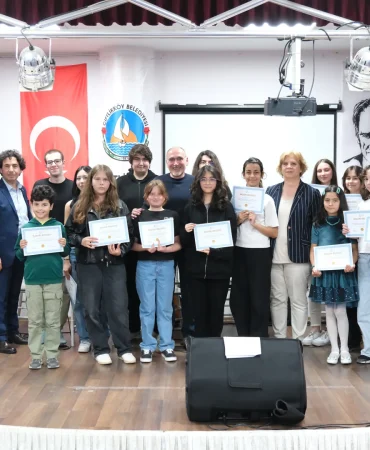 ÇİFTLİKKÖY’DE GİTAR KURSİYERLERİNİN KONSERİ BEĞENİ TOPLADI